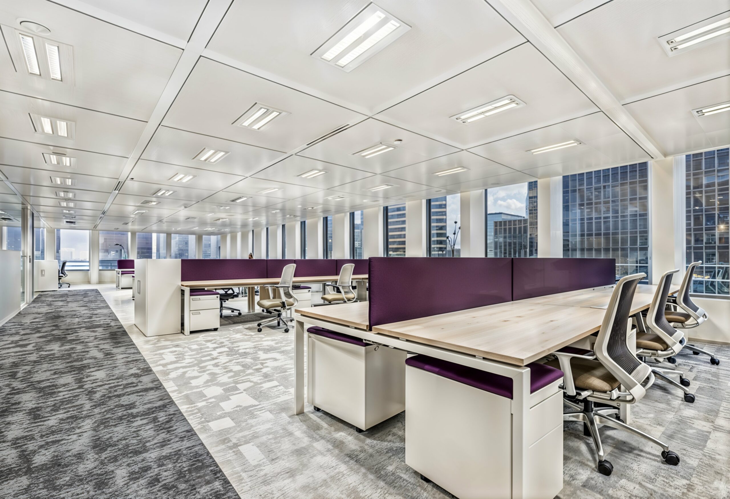 Espace de bureaux modernes et lumineux situé dans la Tour W, avec un design épuré, des open spaces ergonomiques et une vue panoramique sur la ville.